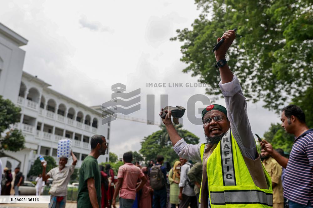 Bangladesh Chief Justice, Central Bank Chief Quit Amid Protests - Dhaka