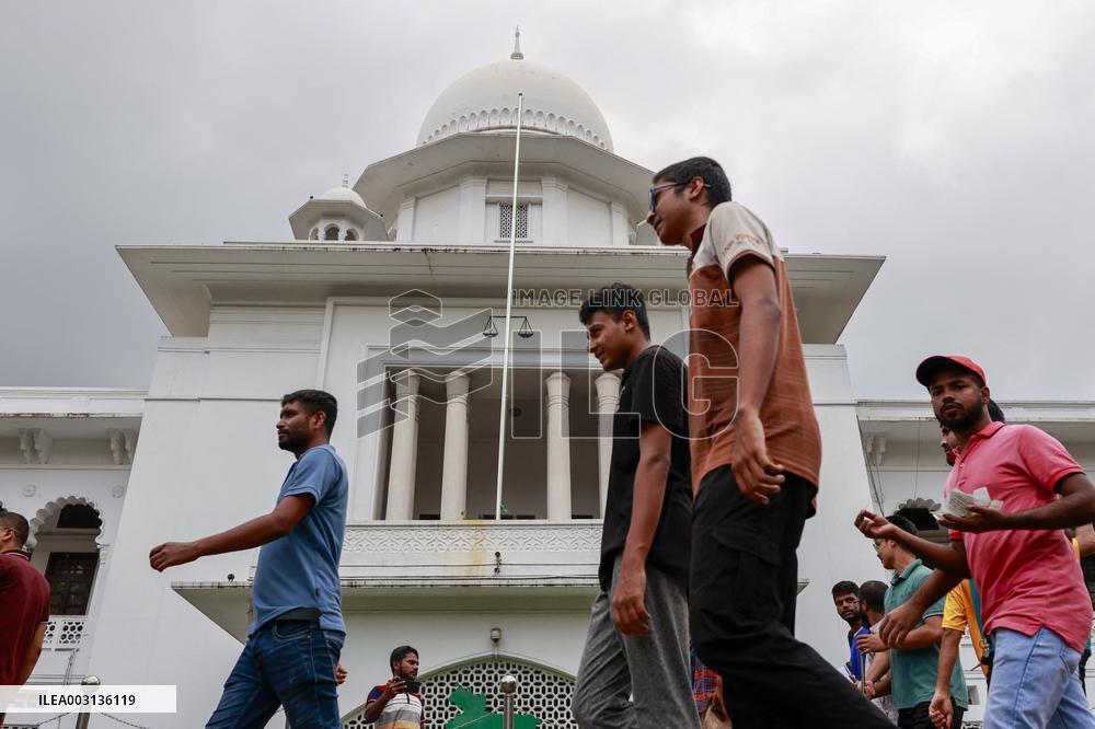 Bangladesh Chief Justice, Central Bank Chief Quit Amid Protests - Dhaka
