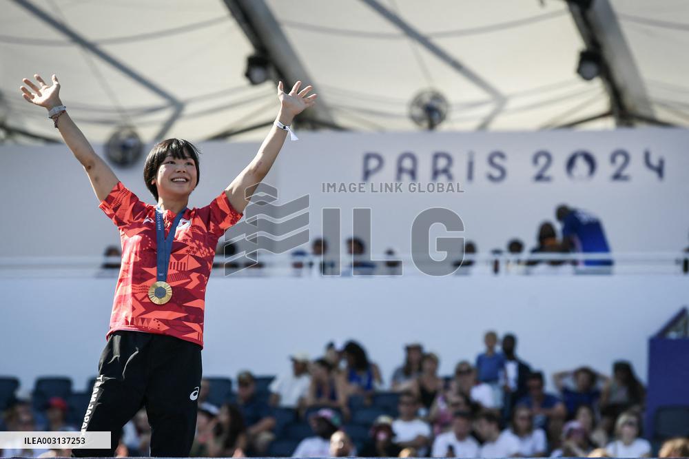 Paris 2024 - Fans salute medalists at the Parc des Champions in Paris FA