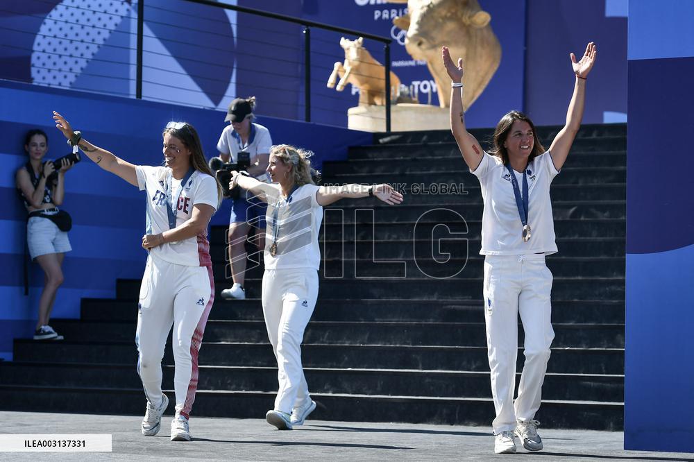 Paris 2024 - Fans salute medalists at the Parc des Champions in Paris FA