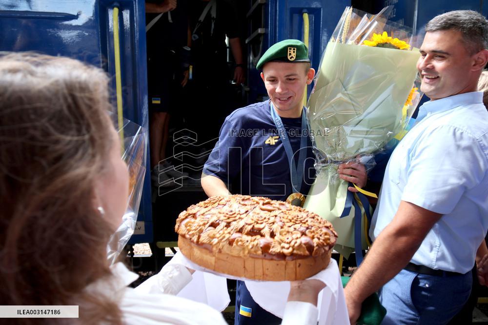 Olympic boxing champion Oleksandr Khyzhniak back in Ukraine