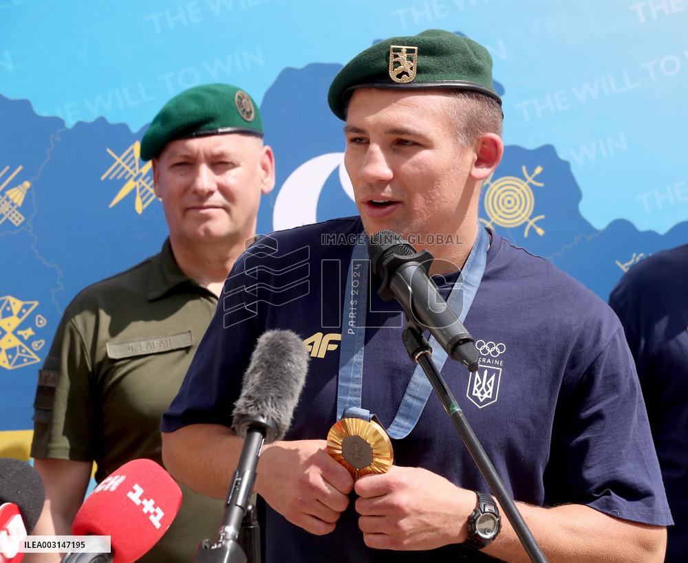Olympic boxing champion Oleksandr Khyzhniak back in Ukraine