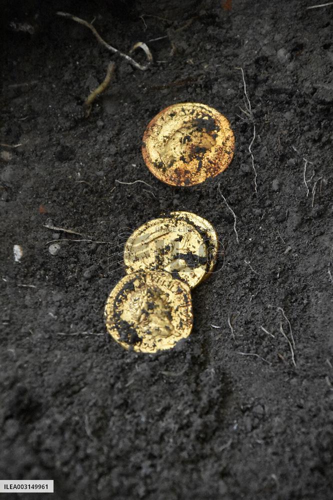 Pompeii Archaeologists Find Bodies Of Man And Woman And Their Treasure