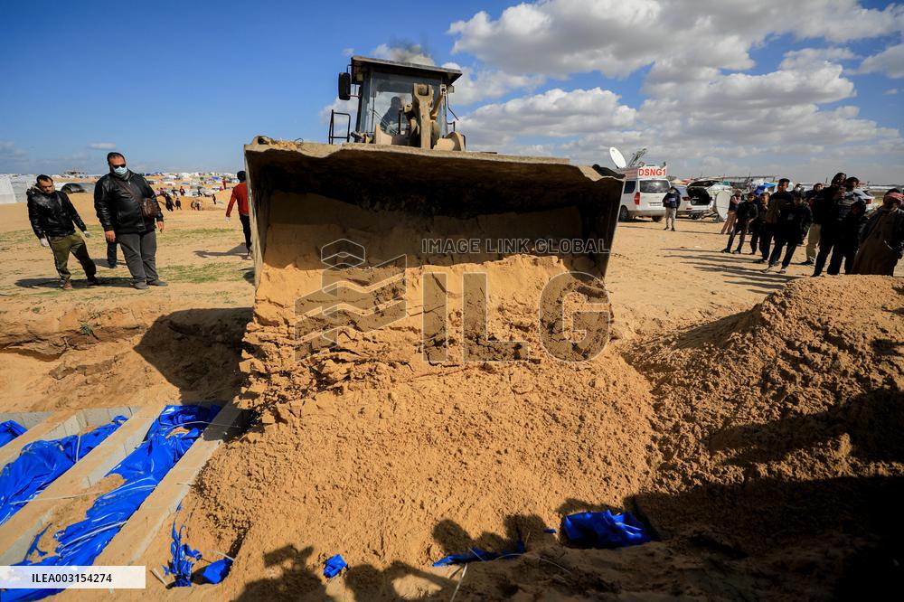 Files - Burying Palestinian Bodies In Rafah