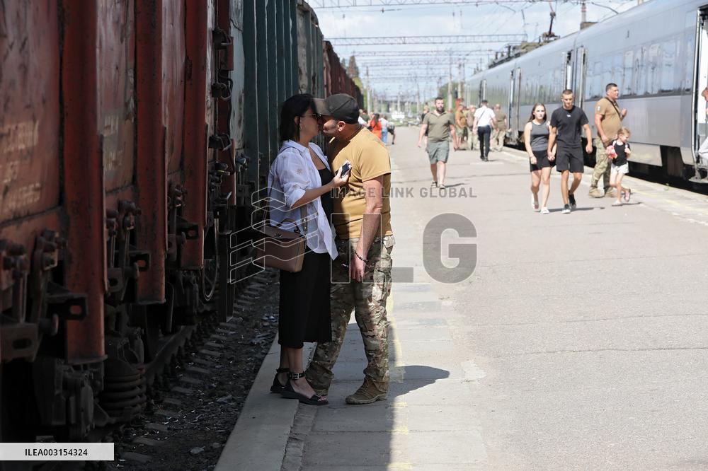 Saying goodbye at Kramatorsk railway station
