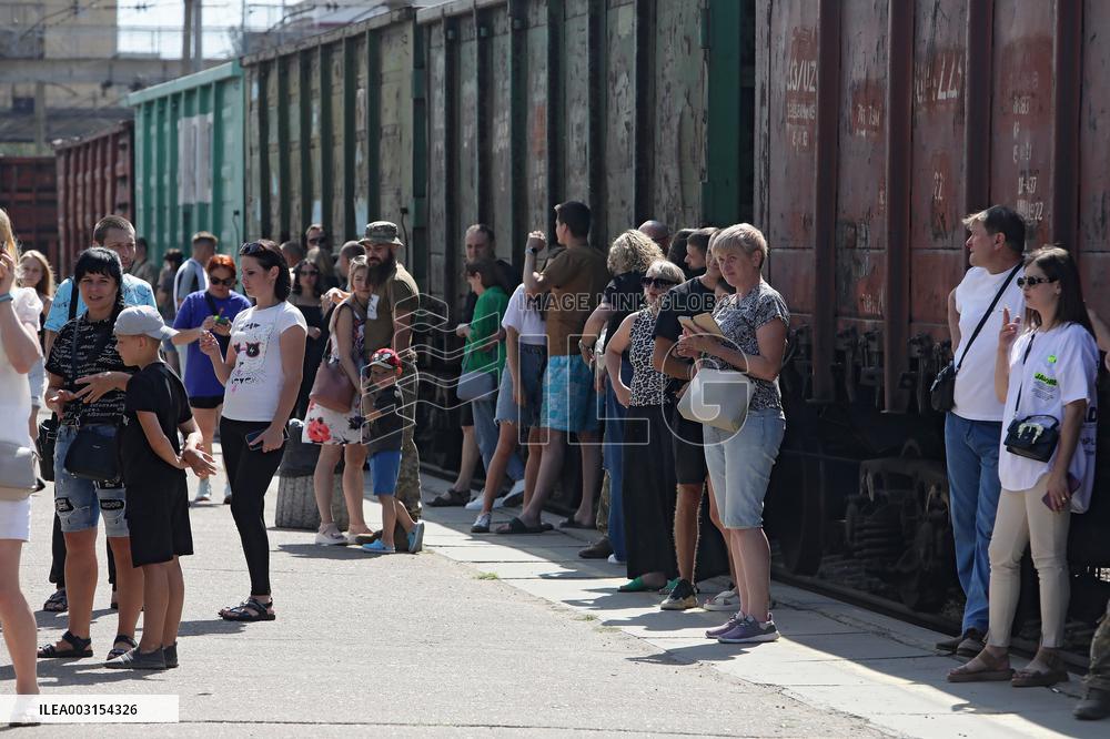 Saying goodbye at Kramatorsk railway station