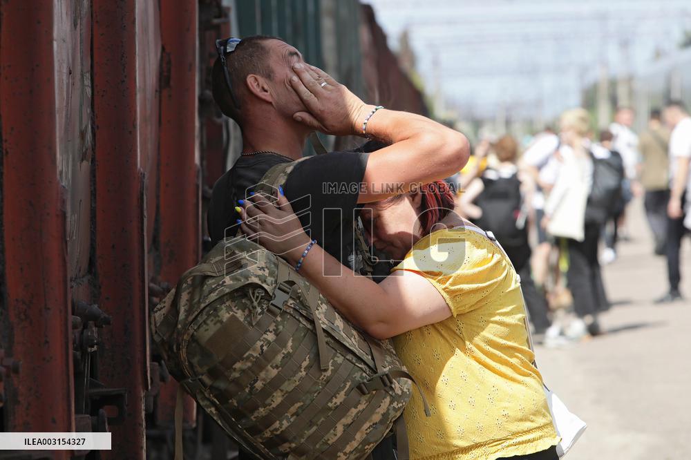 Saying goodbye at Kramatorsk railway station