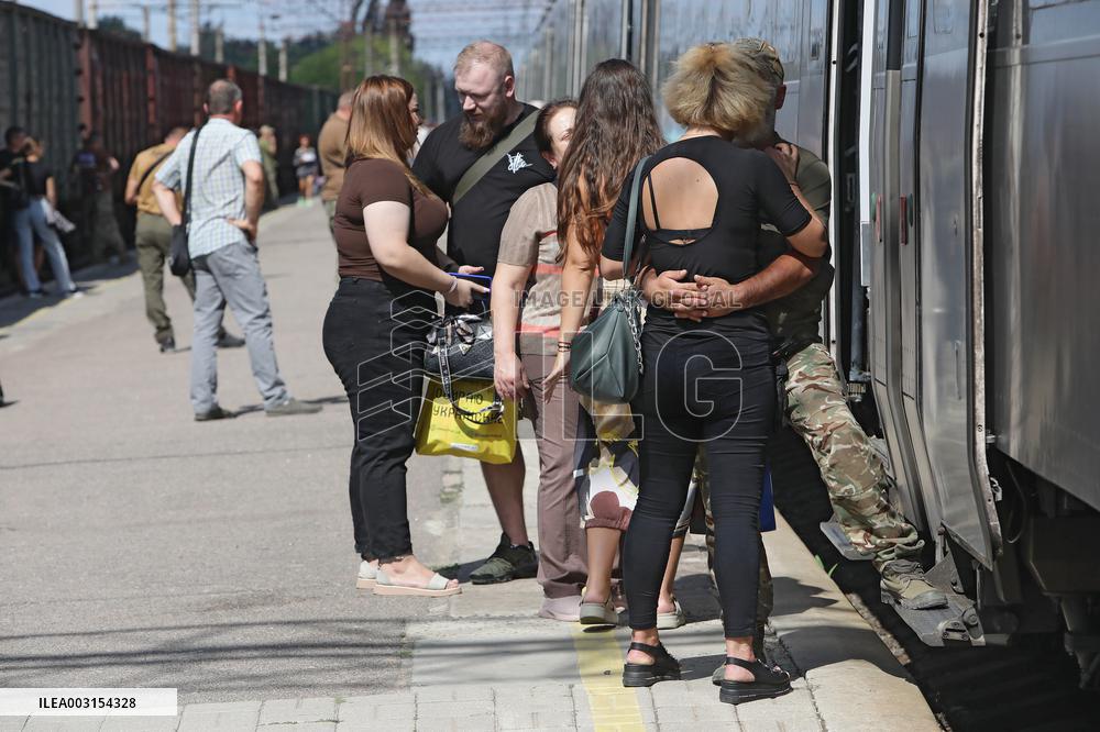 Saying goodbye at Kramatorsk railway station