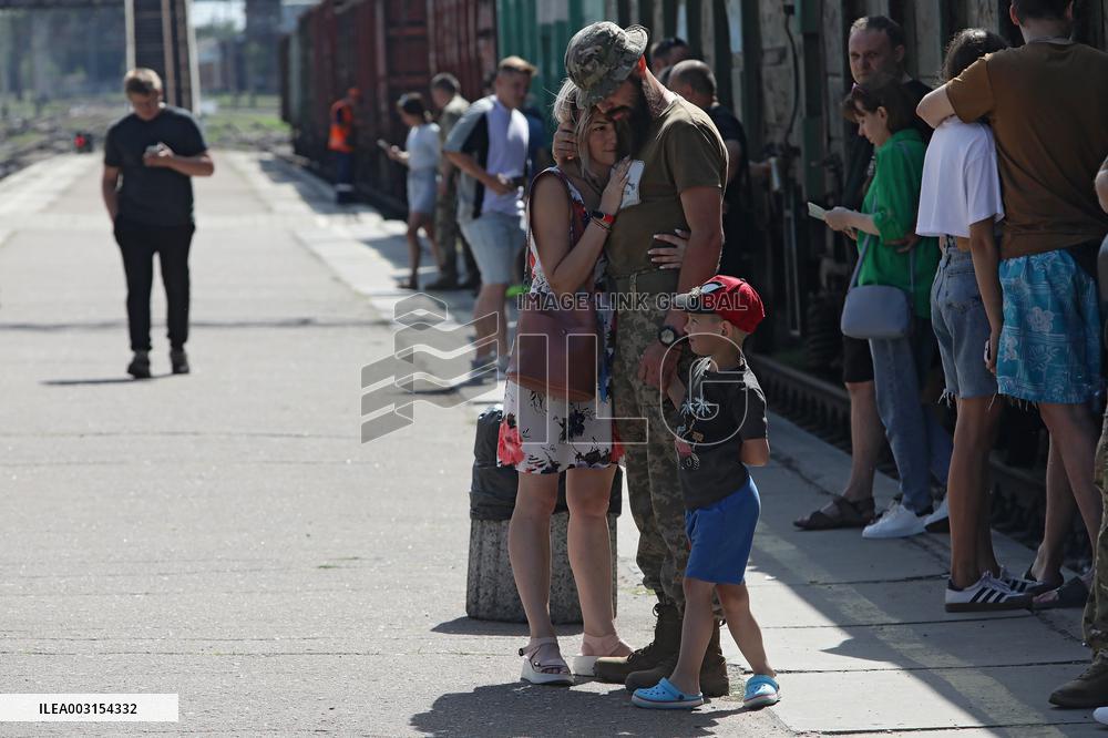 Saying goodbye at Kramatorsk railway station