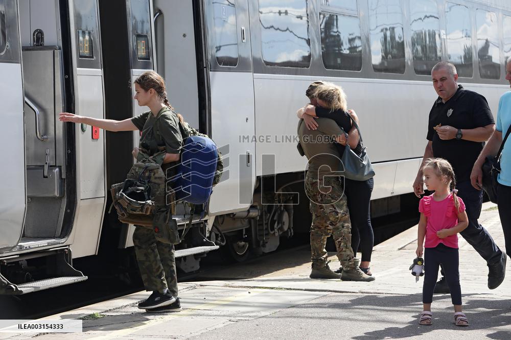 Saying goodbye at Kramatorsk railway station