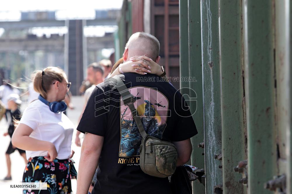 Saying goodbye at Kramatorsk railway station
