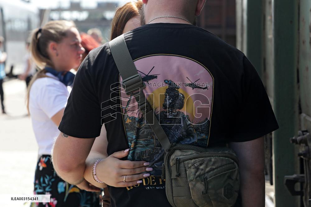 Saying goodbye at Kramatorsk railway station