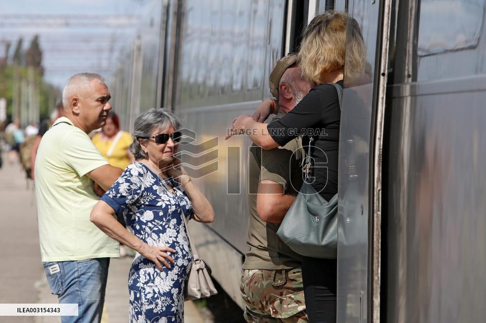 Saying goodbye at Kramatorsk railway station