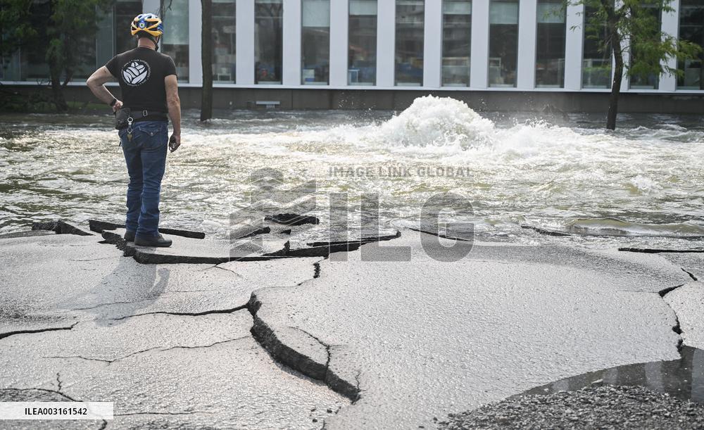 Broken Water Main Causes Flooding - Montreal