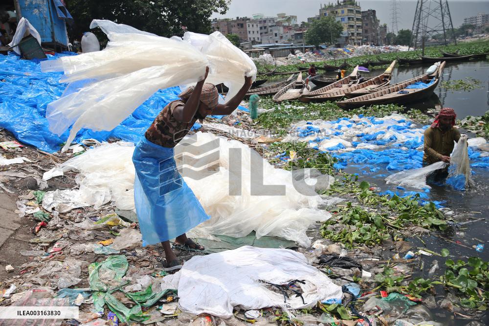 Workers collects polythene in Dhaka