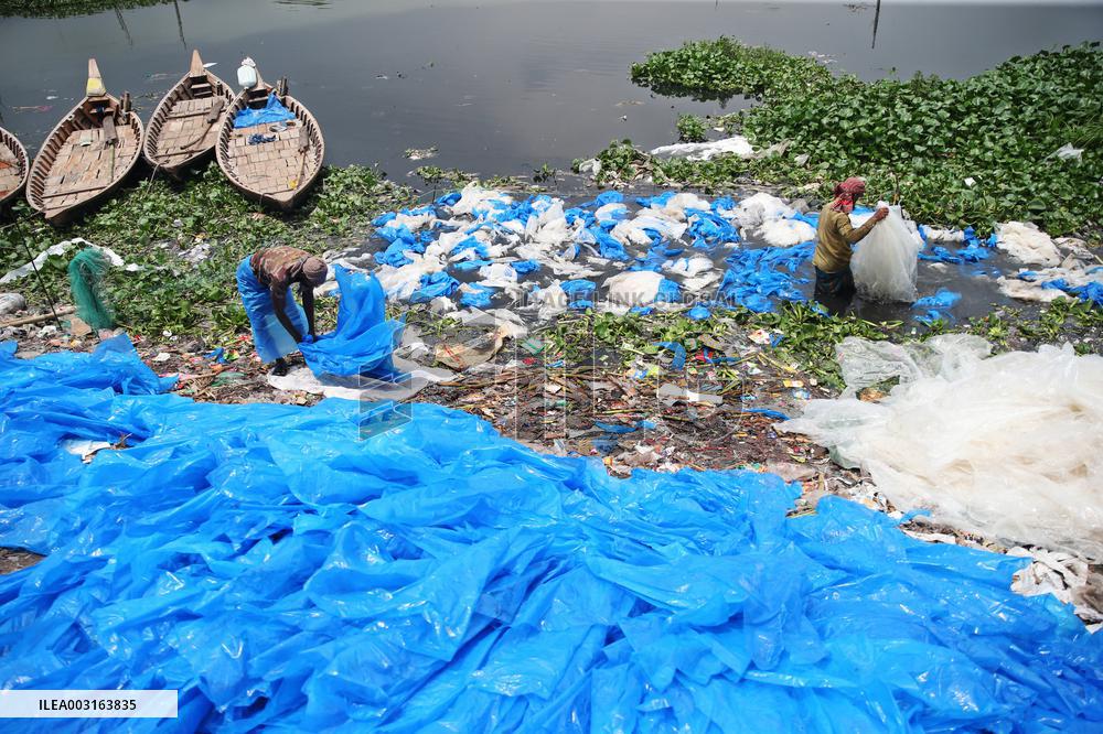 Workers collects polythene in Dhaka