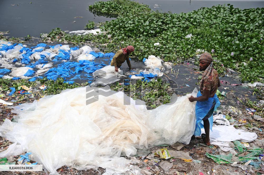 Workers collects polythene in Dhaka