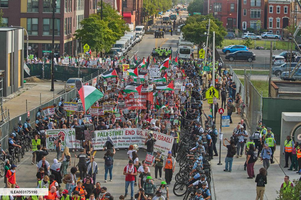 Thousands Protest Near Democratic Convention - Chicago