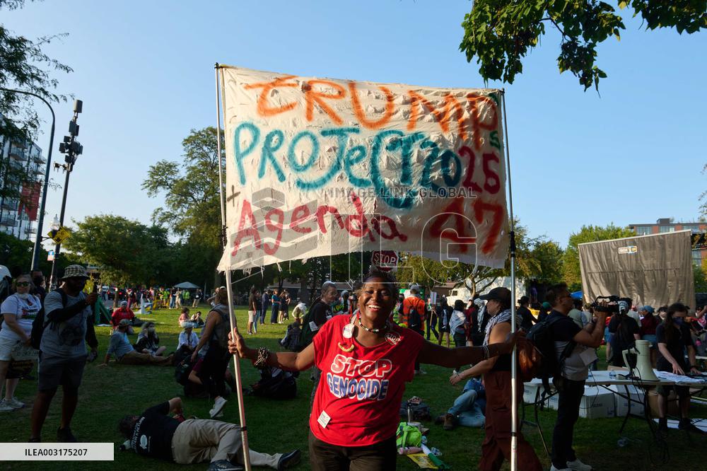 Thousands Protest Near Democratic Convention - Chicago