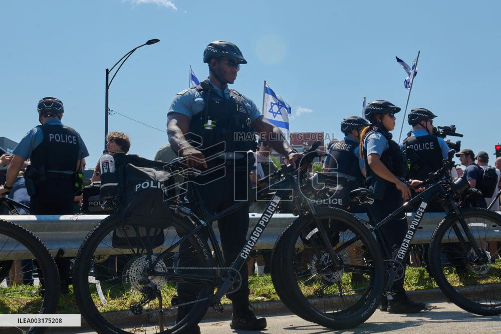 Thousands Protest Near Democratic Convention - Chicago
