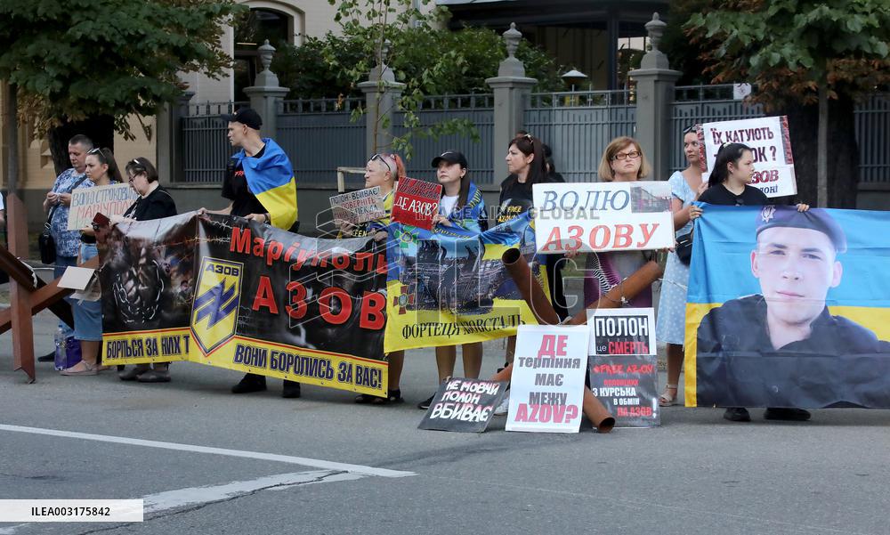 Relatives of POWs hold rally near Ukrainian parliament