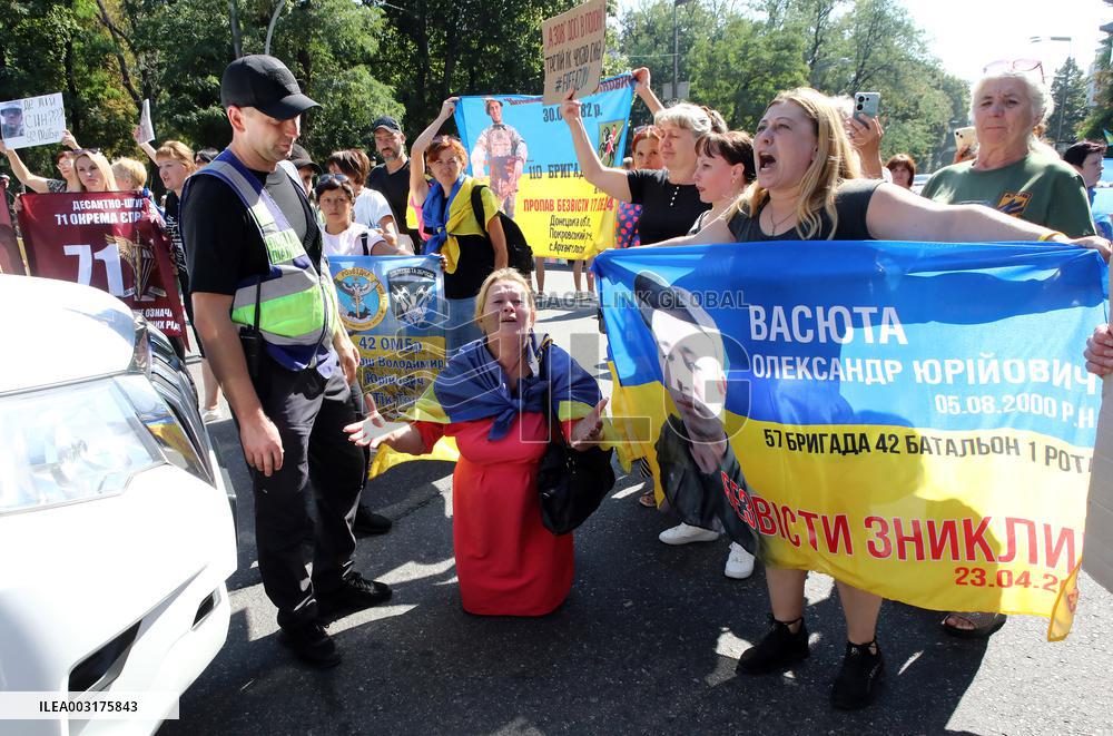 Relatives of POWs hold rally near Ukrainian parliament