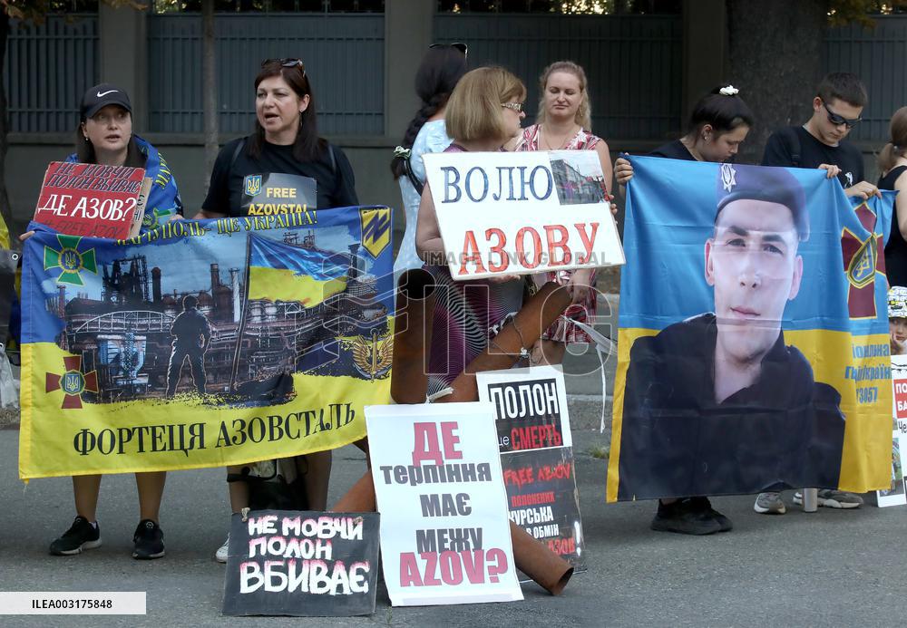 Relatives of POWs hold rally near Ukrainian parliament