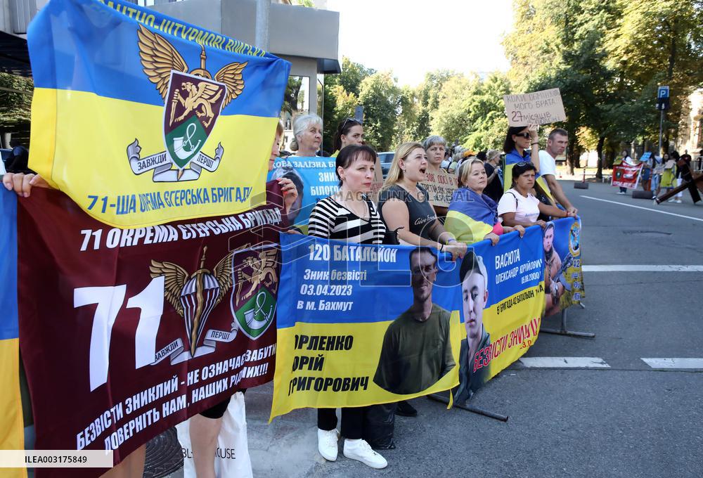 Relatives of POWs hold rally near Ukrainian parliament