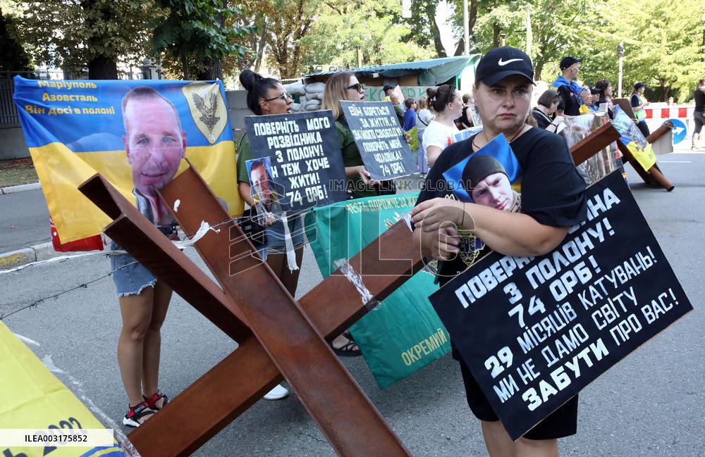 Relatives of POWs hold rally near Ukrainian parliament