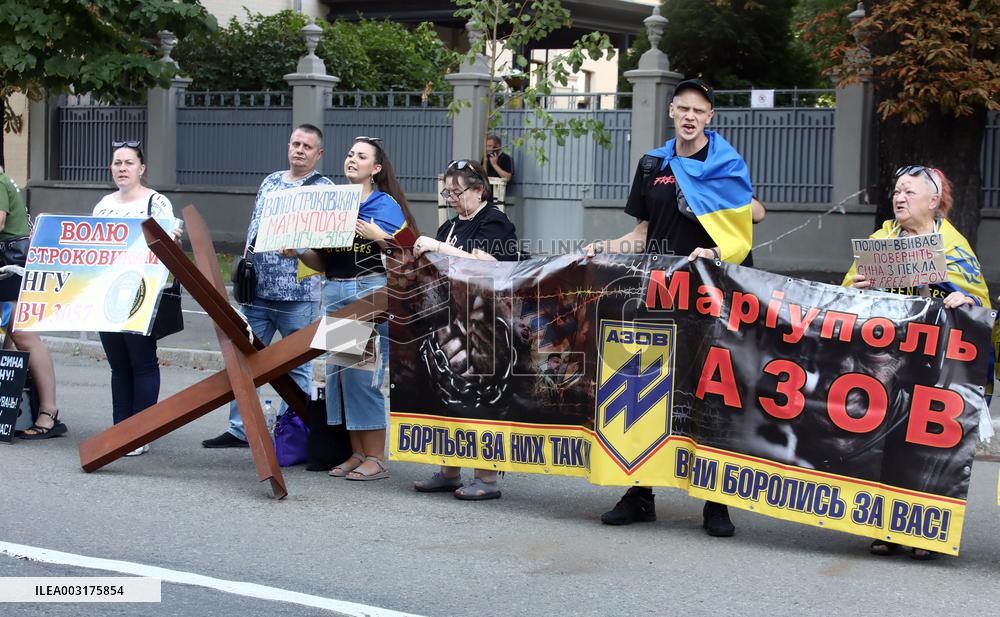 Relatives of POWs hold rally near Ukrainian parliament