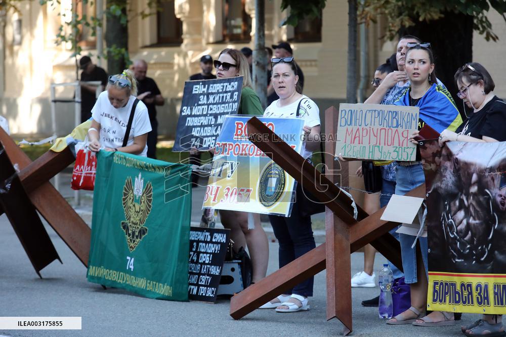 Relatives of POWs hold rally near Ukrainian parliament