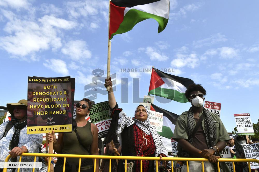 Thousands Protest Near Democratic Convention - Chicago