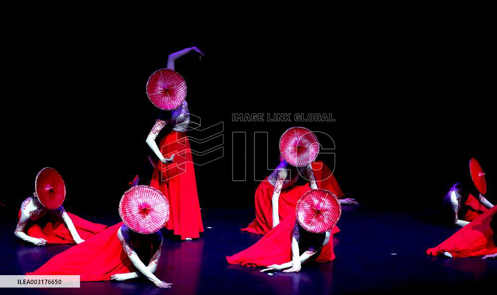 China Dancers Perform In London