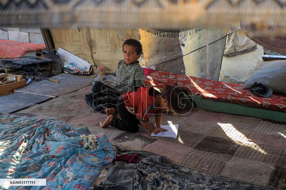 12 Killed In Israeli Strike On School - Gaza