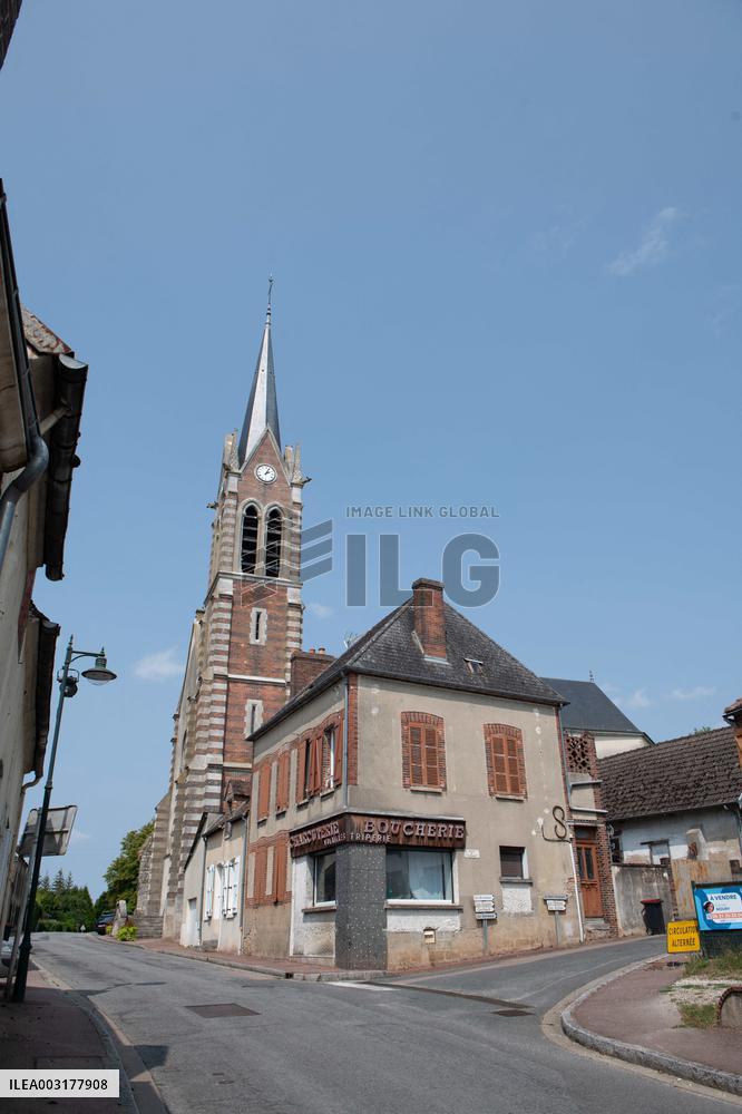 Douchy The Village Where Alain Delon Lived - Pierre