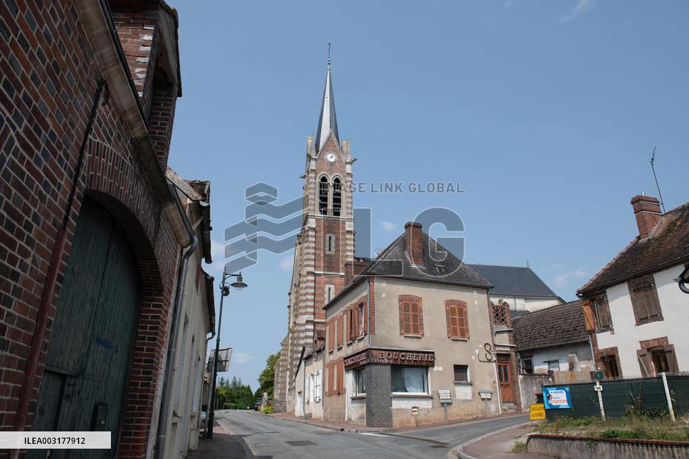 Douchy The Village Where Alain Delon Lived - Pierre