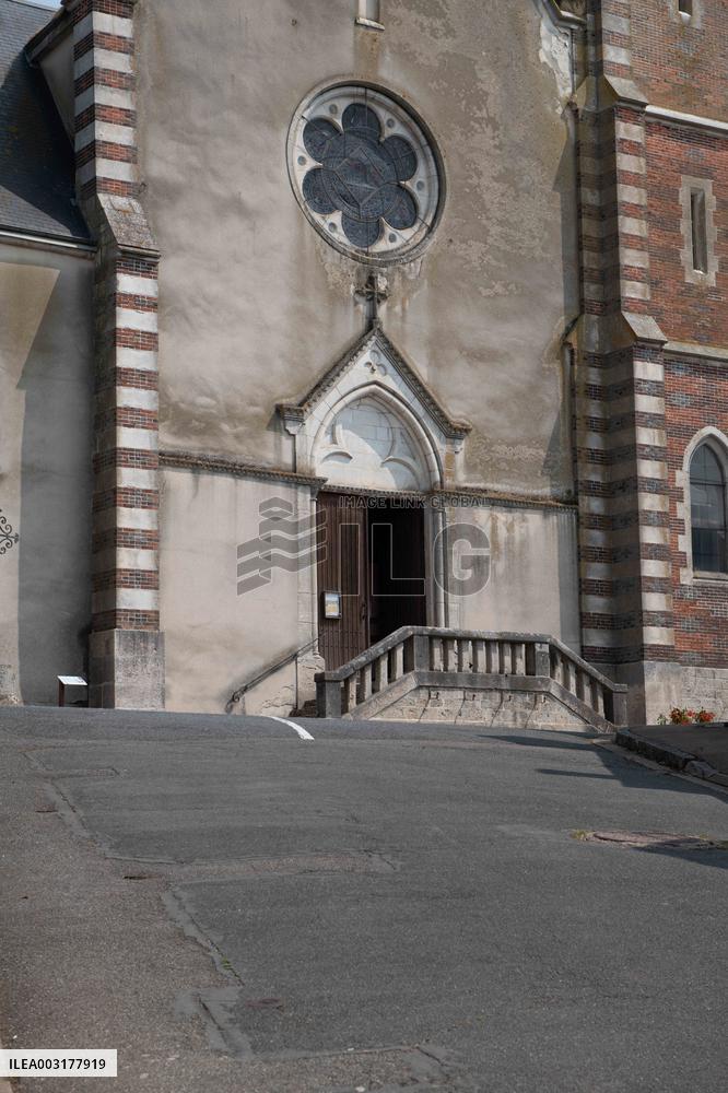 Douchy The Village Where Alain Delon Lived - Pierre