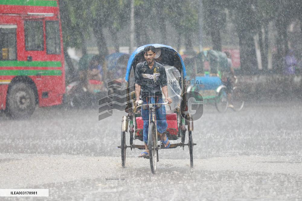 Heavy Rain Lashes Dhaka - Bangladesh