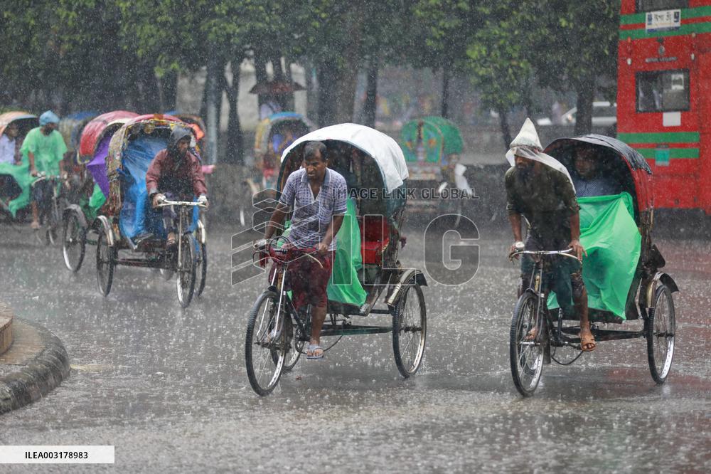 Heavy Rain Lashes Dhaka - Bangladesh