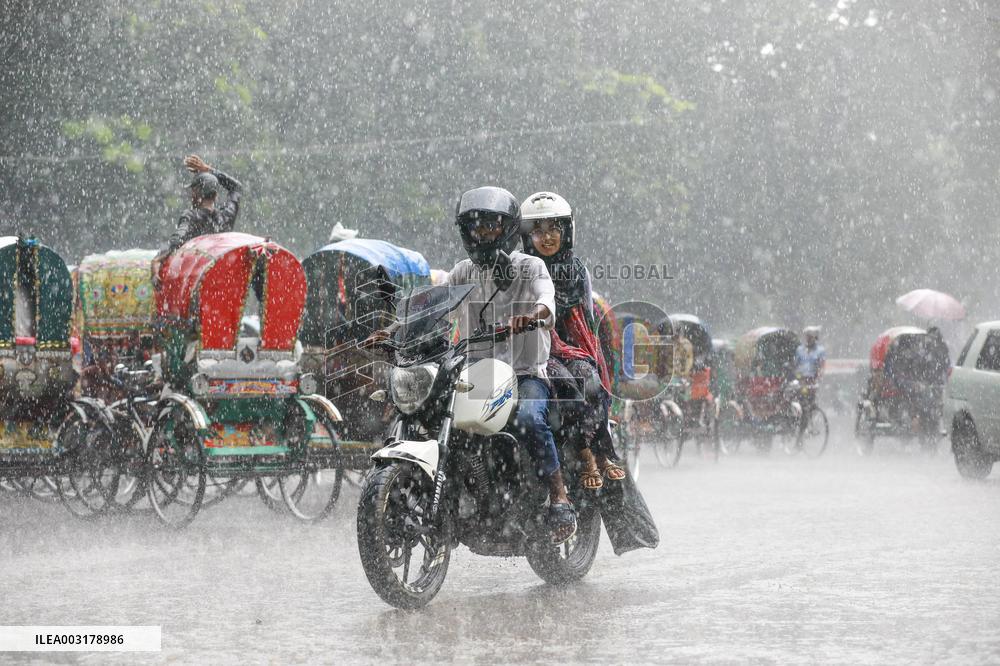 Heavy Rain Lashes Dhaka - Bangladesh