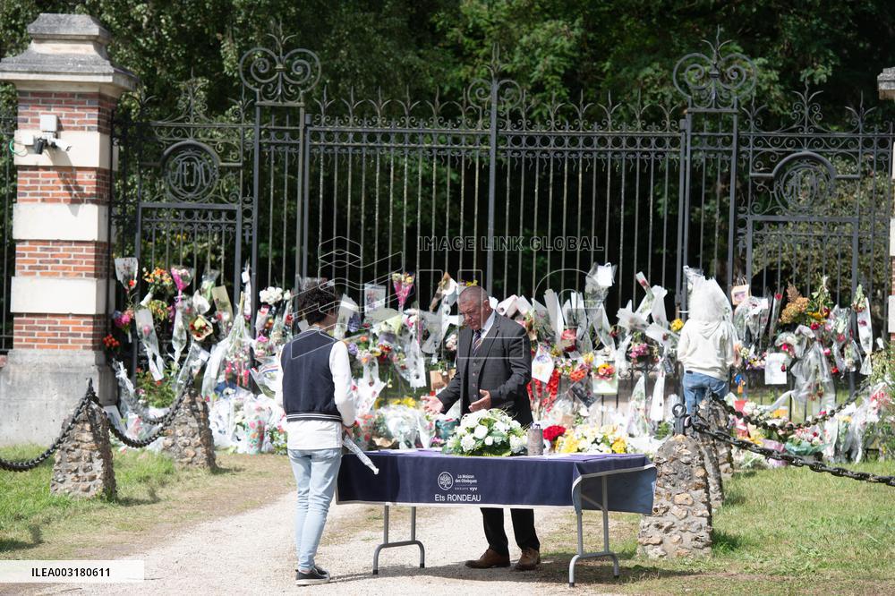 Mourners Bid Adieu To French Film Star Alain Delon - Douchy