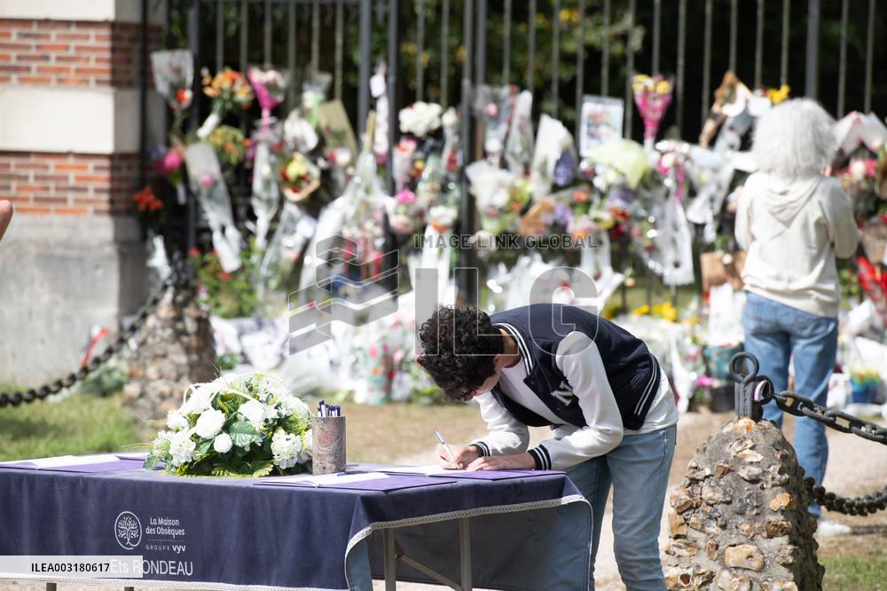 Mourners Bid Adieu To French Film Star Alain Delon - Douchy