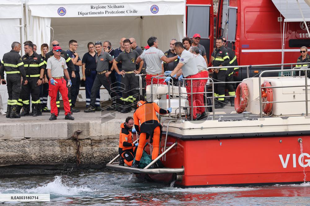 Bodies Brought Ashore From Wreck Of Sunken Yacht - Sicily