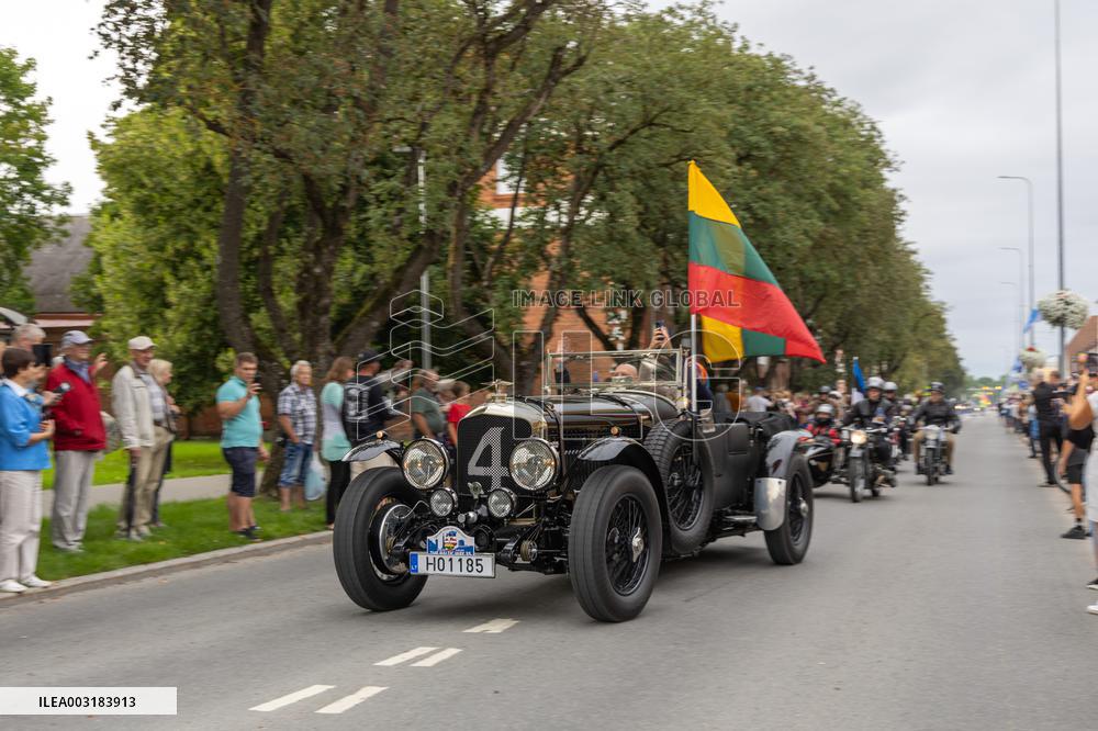 Vintage Vehicle Parade Baltic Chain 35