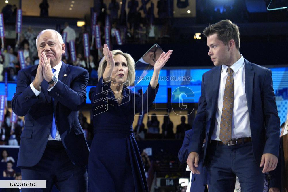 DNC Tim Walz family - Chicago