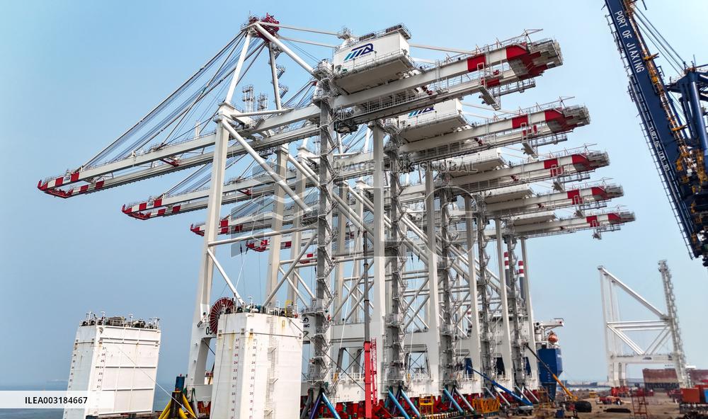 Ultra-large Shore Crane Export in Qingdao