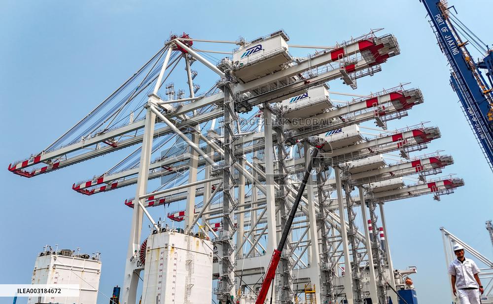 Ultra-large Shore Crane Export in Qingdao