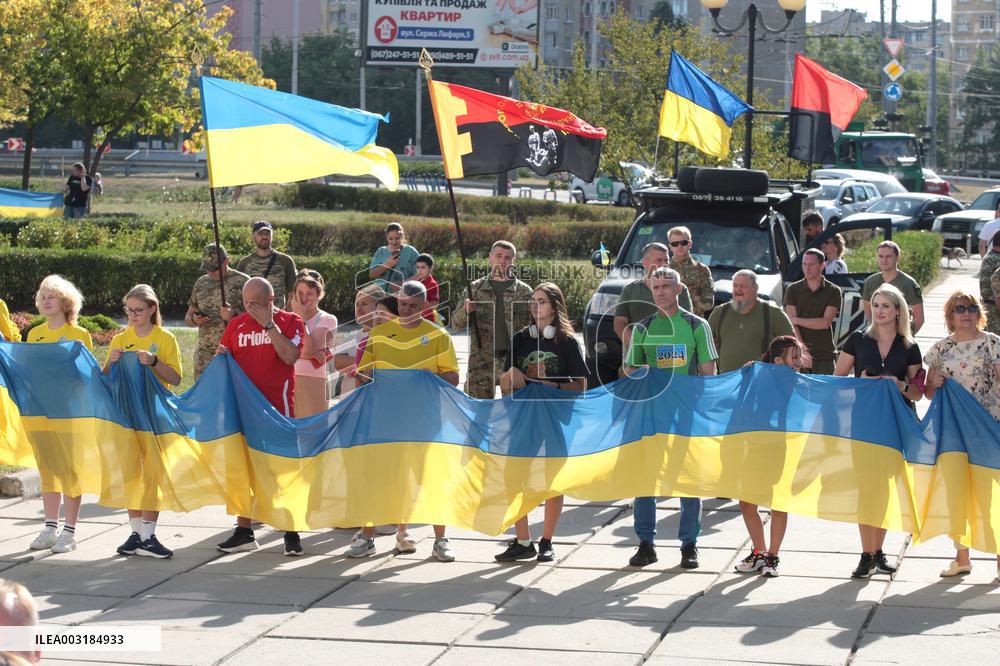 Run with Ukrainian flag in Kyiv