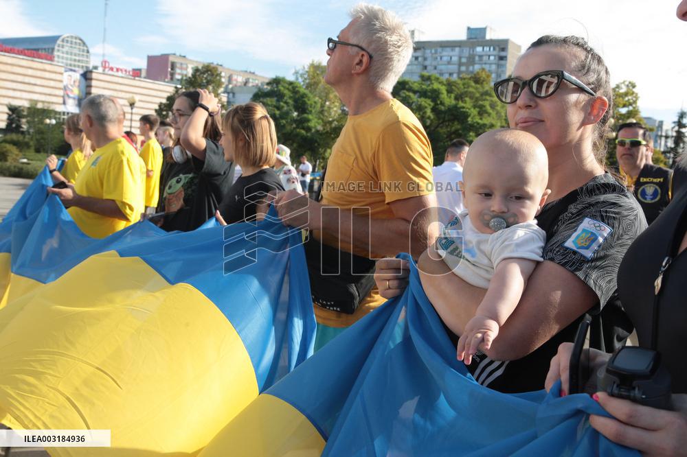 Run with Ukrainian flag in Kyiv