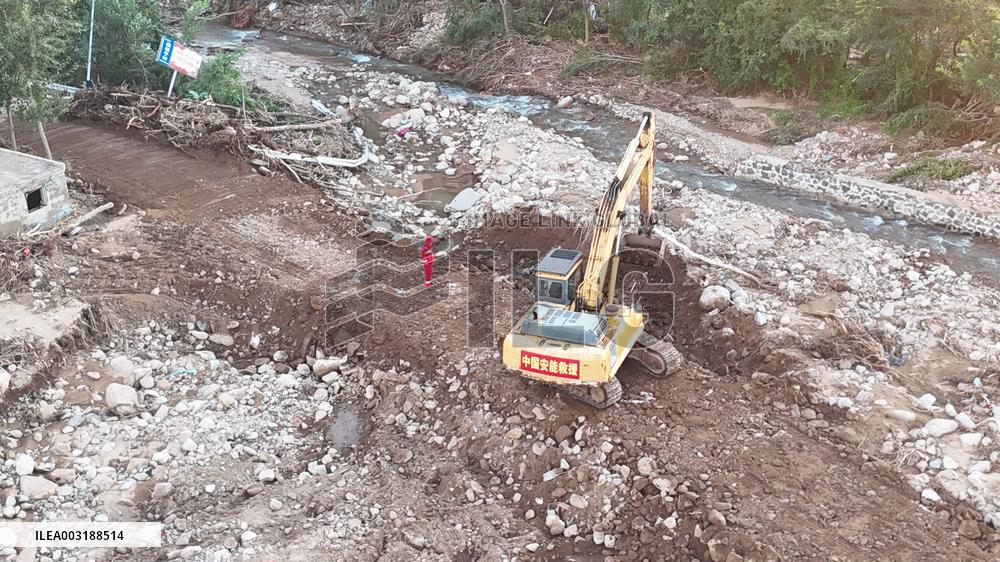 China Anneng Shenyang Rescue Team Repairs A Road in Huludao